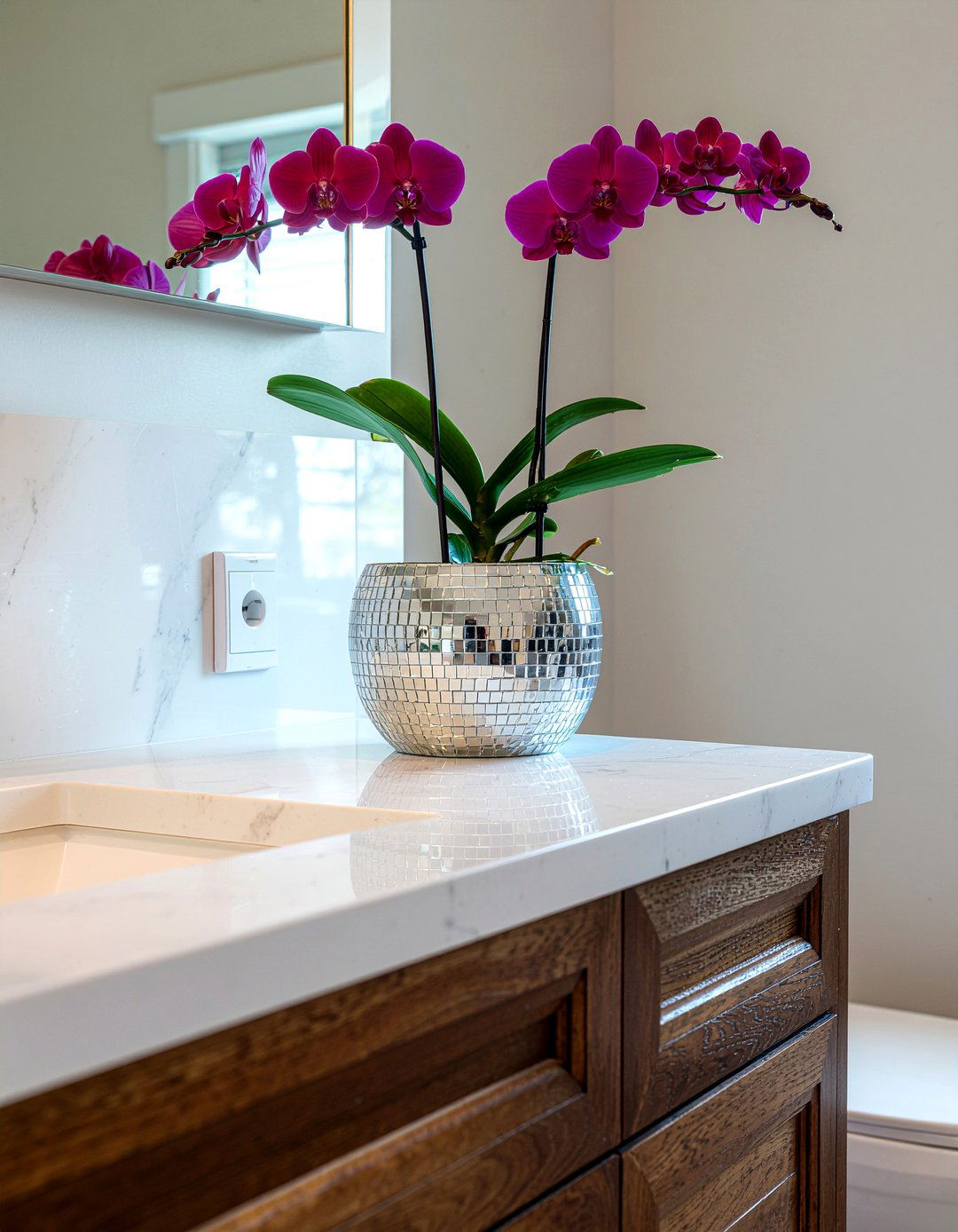 Mirrored Surface Pot - 30 bathroom planter ideas