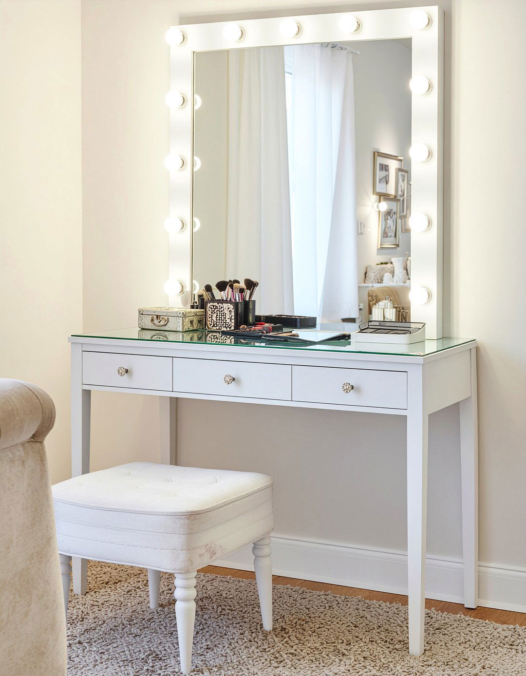 Mirrored Vanity Table - 30 bedroom mirrored furniture ideas