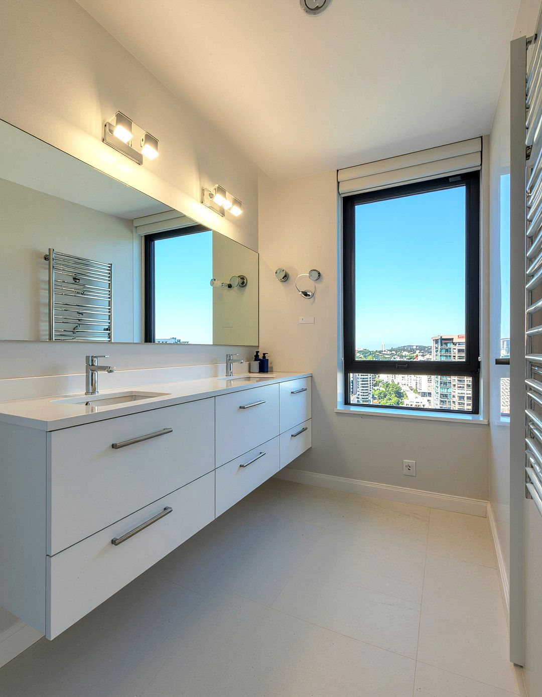 Mirrored Wall - 30 bathroom natural light ideas