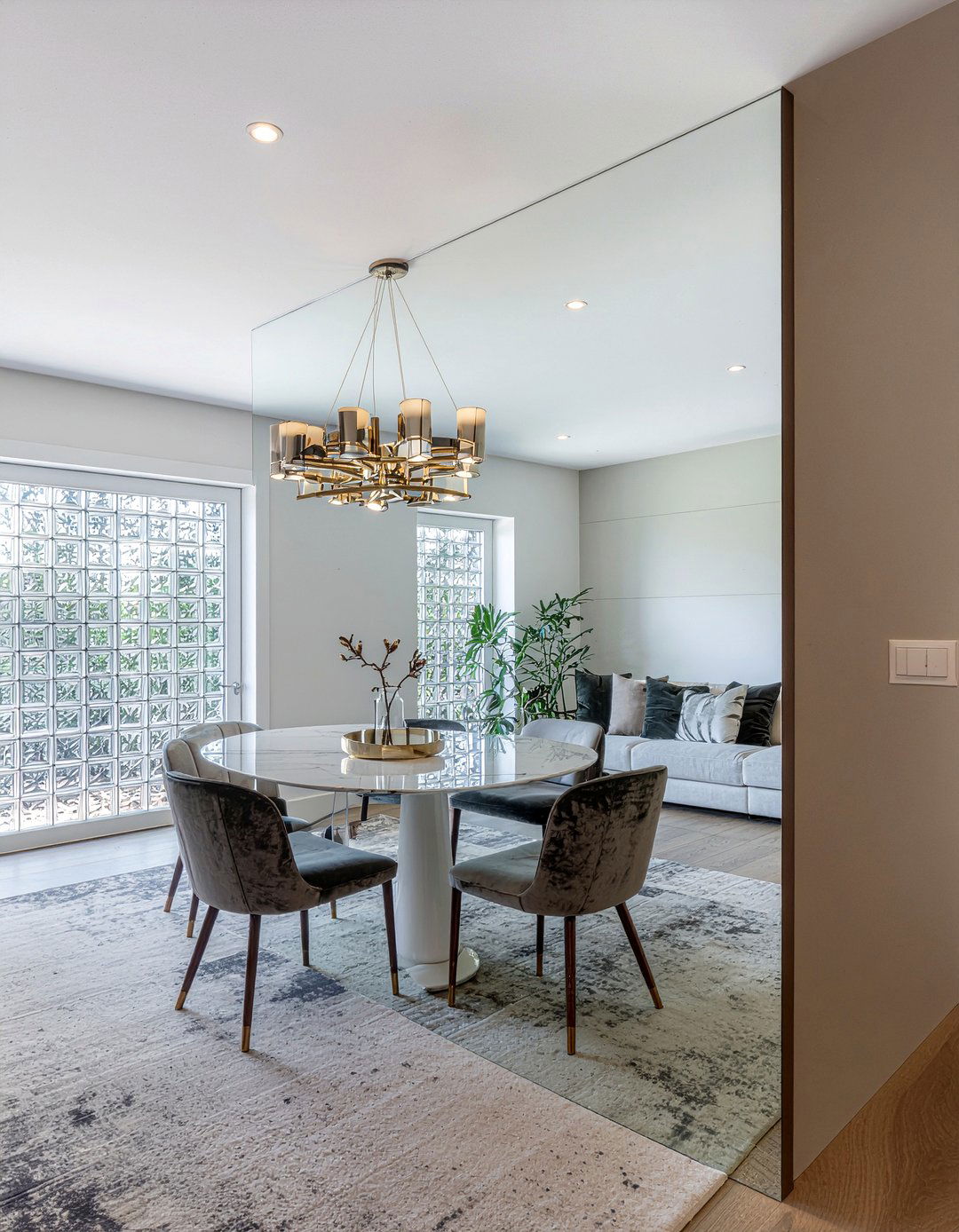 Mirrored Wall - 30 custom dining room ideas