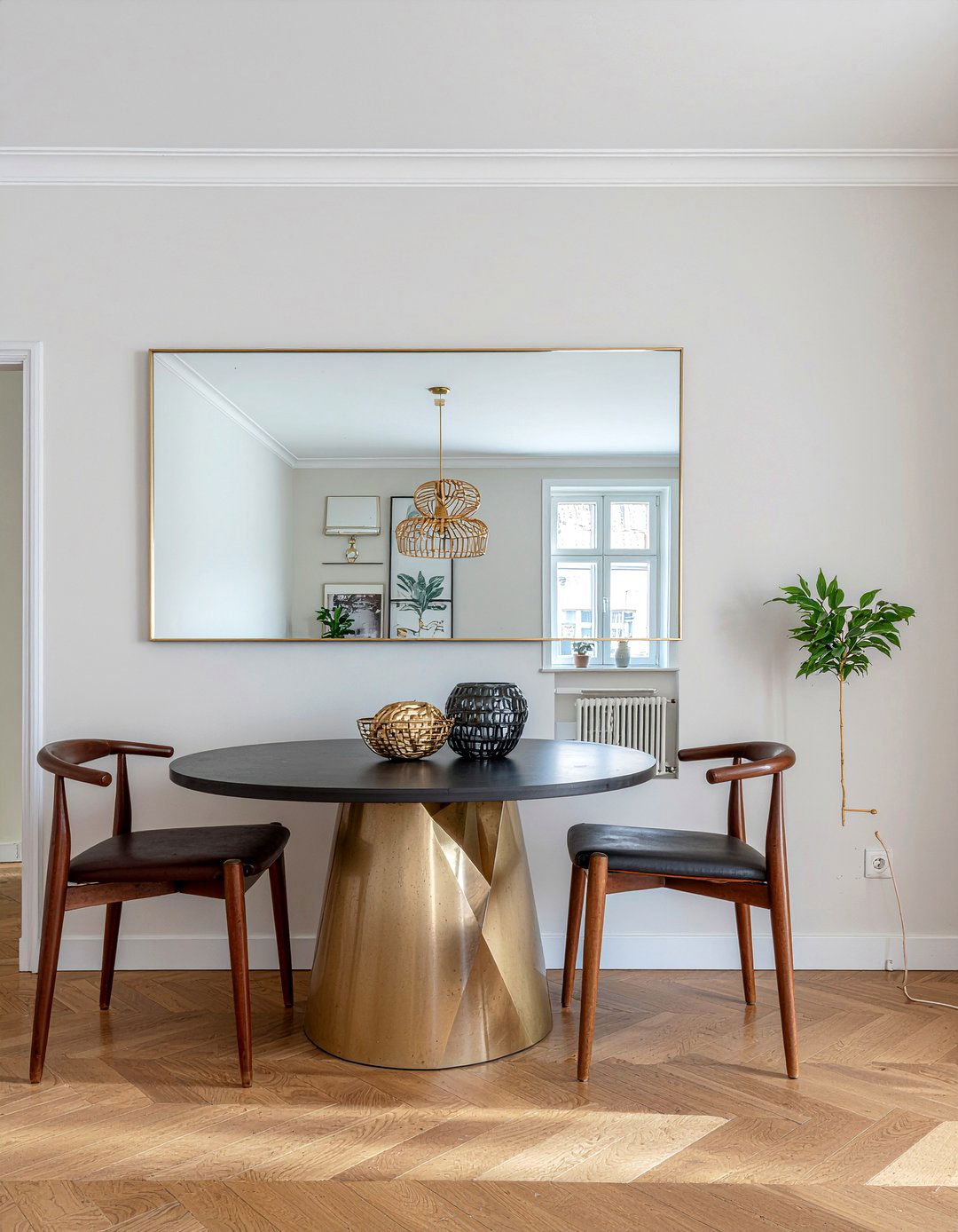 Mirrored Wall - 30 relaxed dining room ideas