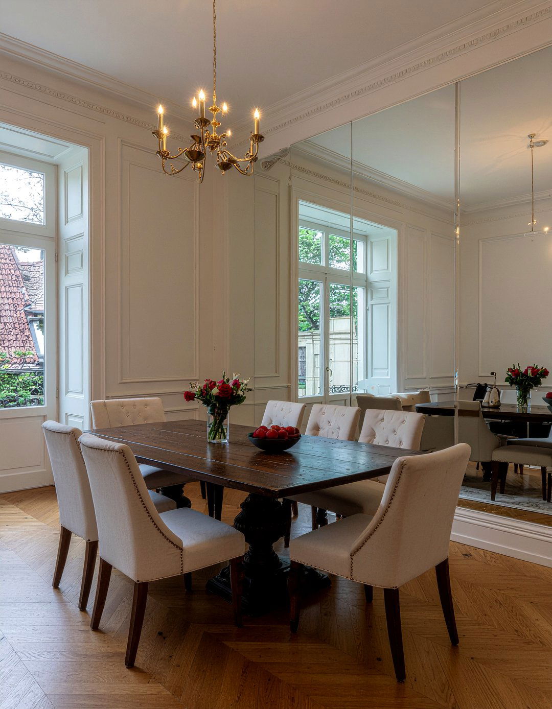 Mirrored Wall - 30 romantic dining room ideas