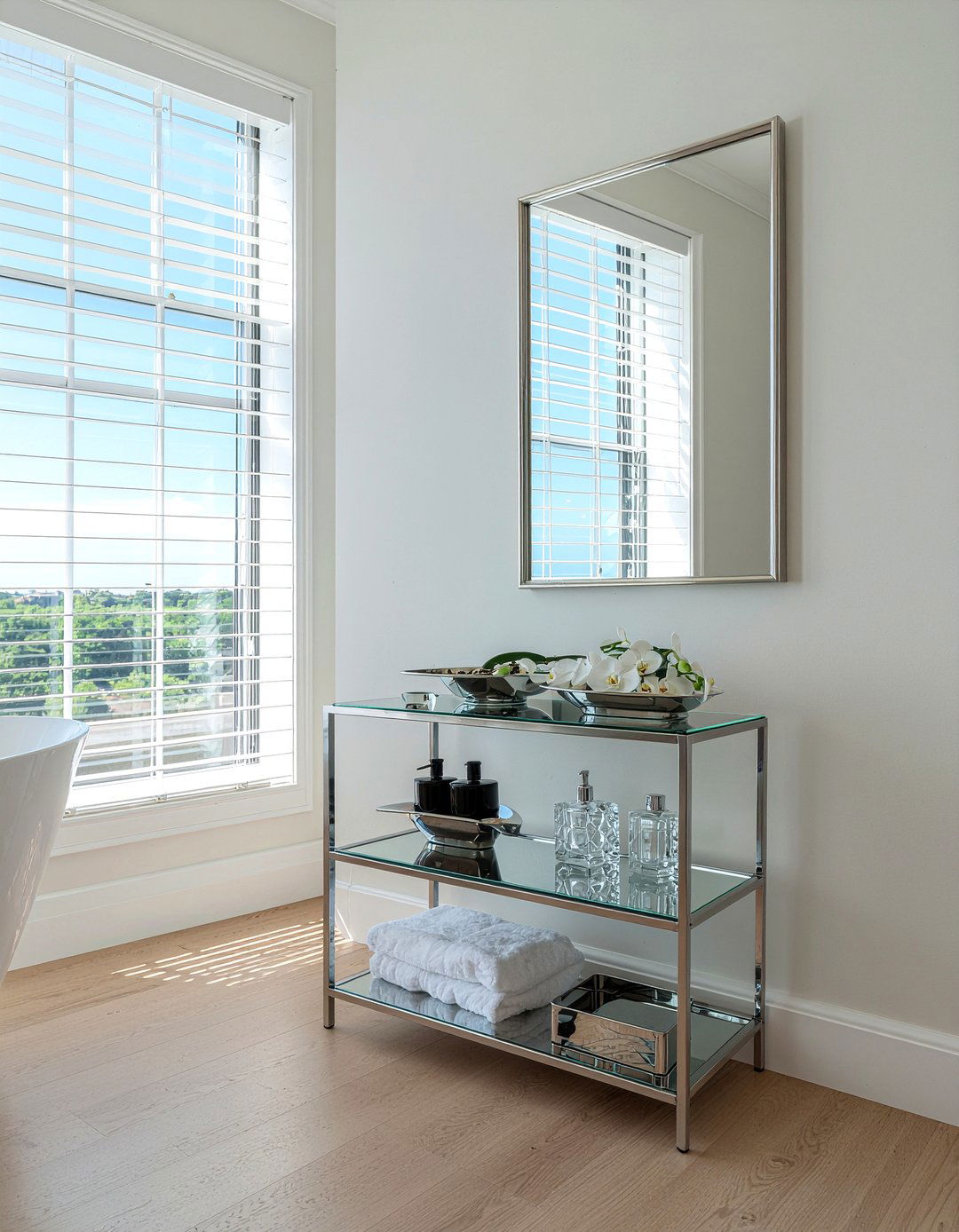 Mirrored bathroom shelf tower - 30 bathroom etagere ideas