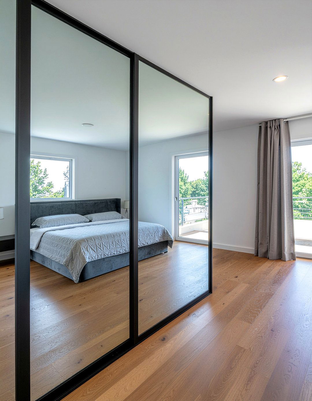 Mirrored closet doors - 30 bedroom reach-in closet ideas