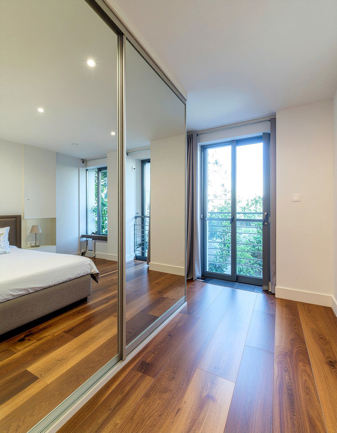 Mirrored closet doors - 30 tiny bedroom ideas