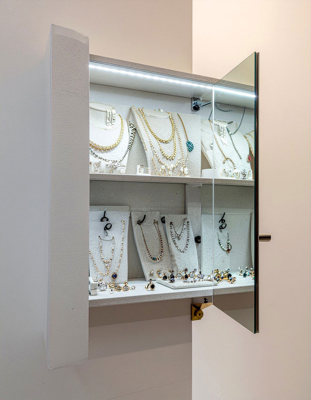 Mirrored jewelry cabinet - 30 bathroom innovative storage ideas
