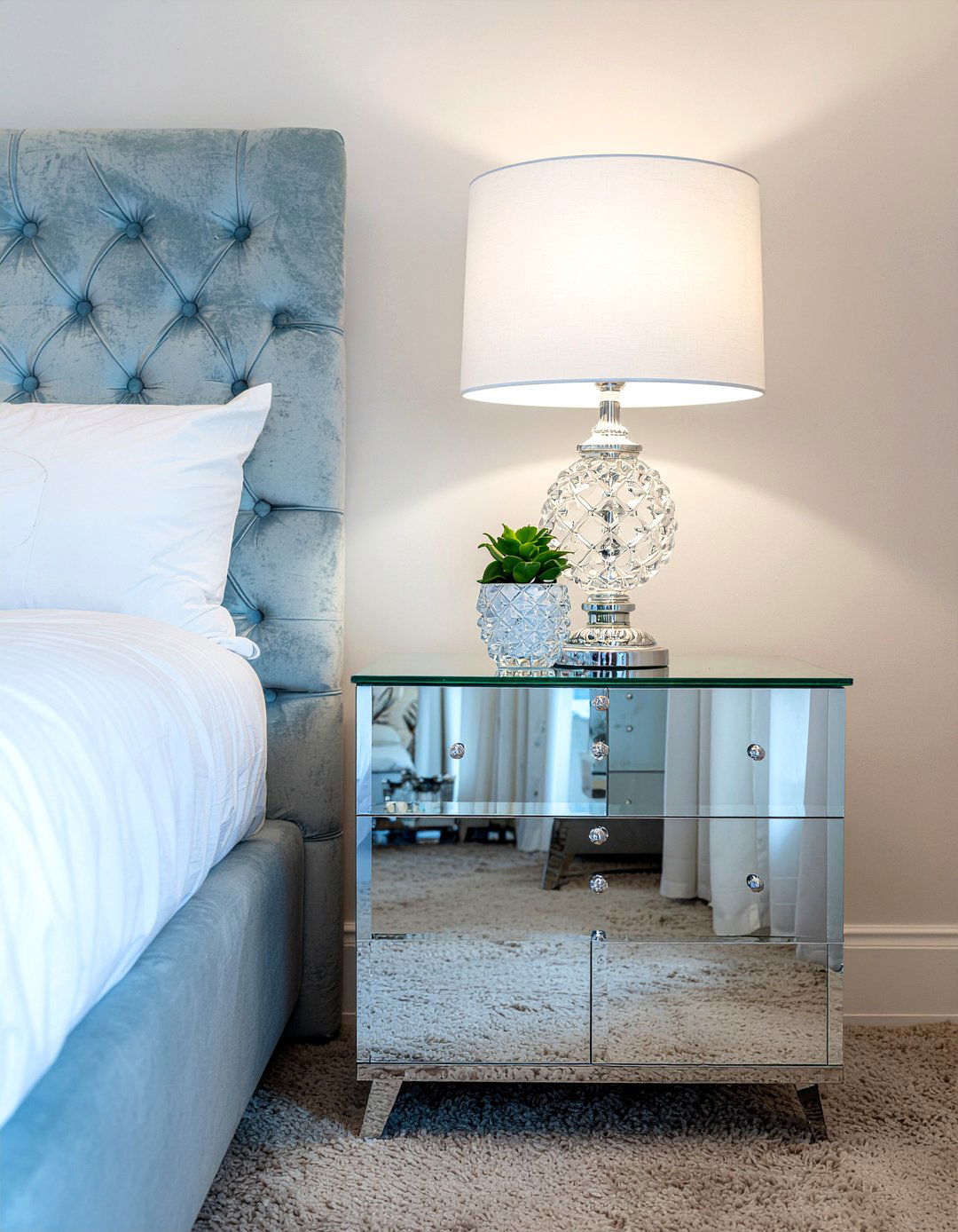 30 Silver Accent Bedroom Ideas for a Glamorous Night's Sleep