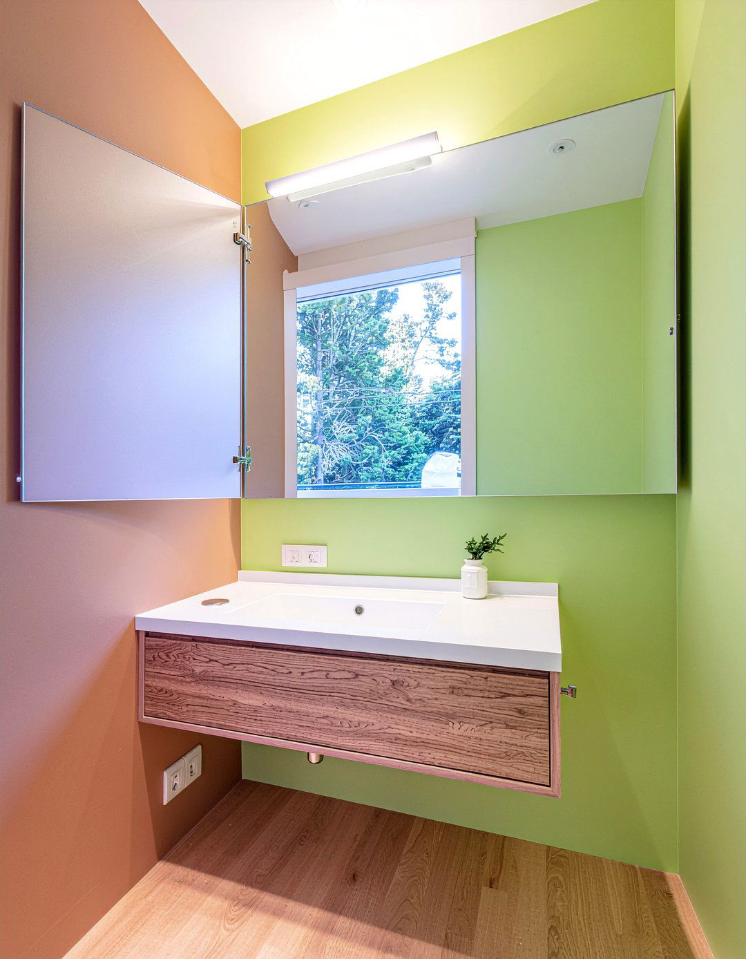 Mirrored recessed medicine cabinet - 30 partial bathroom remodel ideas