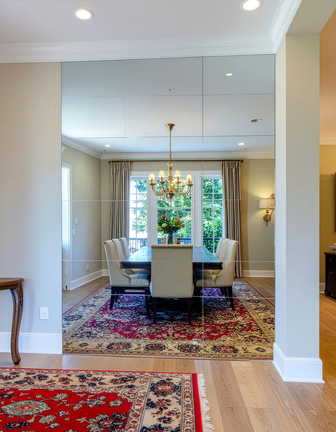 Mirrored wall panels - 30 rich dining room ideas