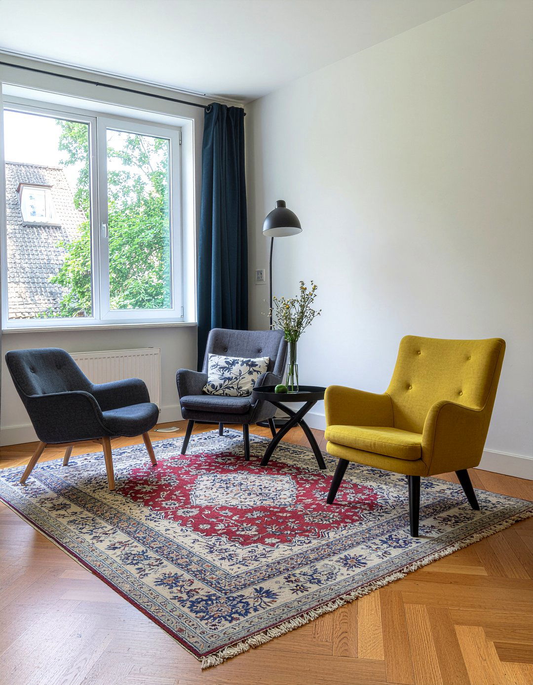 Mismatched Armchairs - 30 secondhand living room ideas