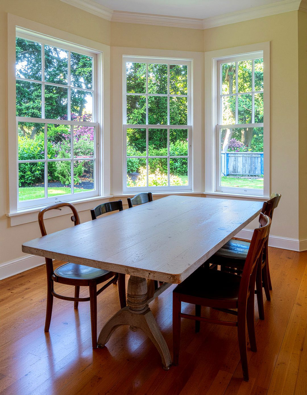 Mismatched Dining Chairs - 30 English cottage dining room ideas