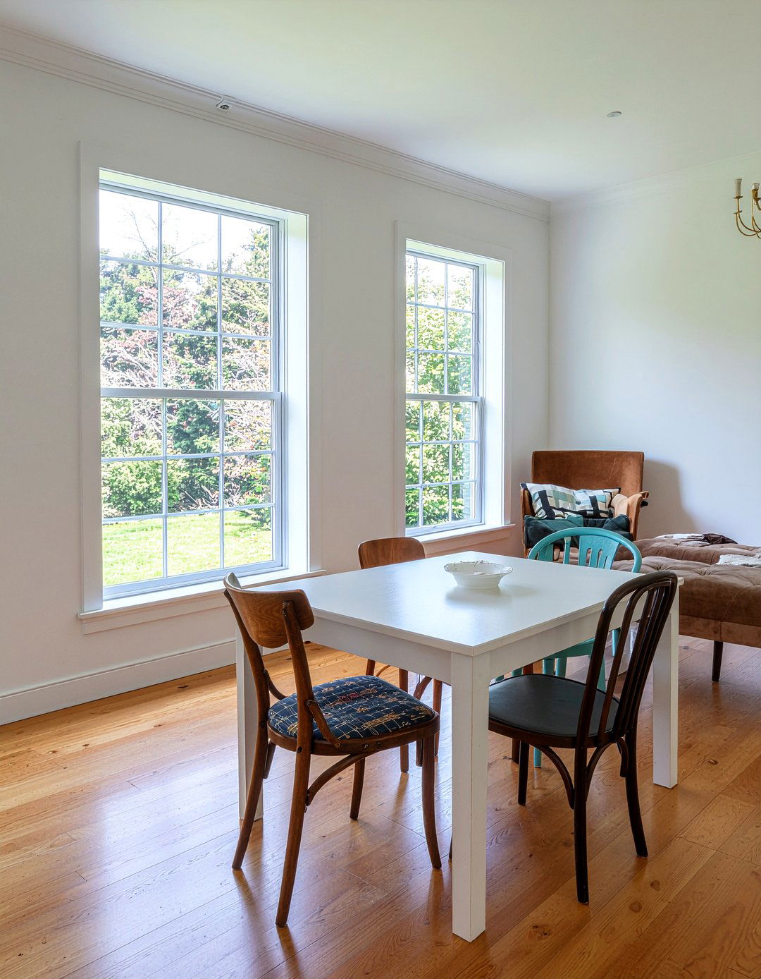 Mismatched Dining Chairs - 30 secondhand dining room ideas