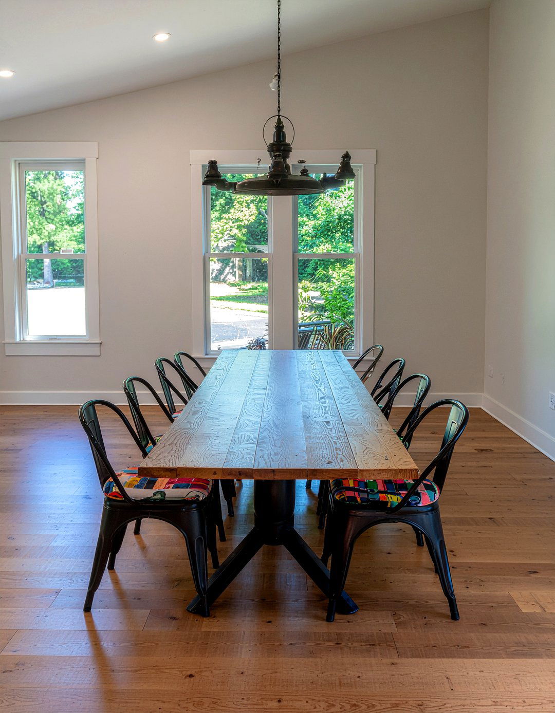 Mismatched Dining Chairs - 30 affordable dining room ideas