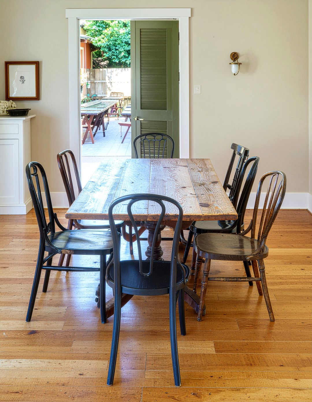 Mismatched dining chairs - 30 countryside dining room ideas