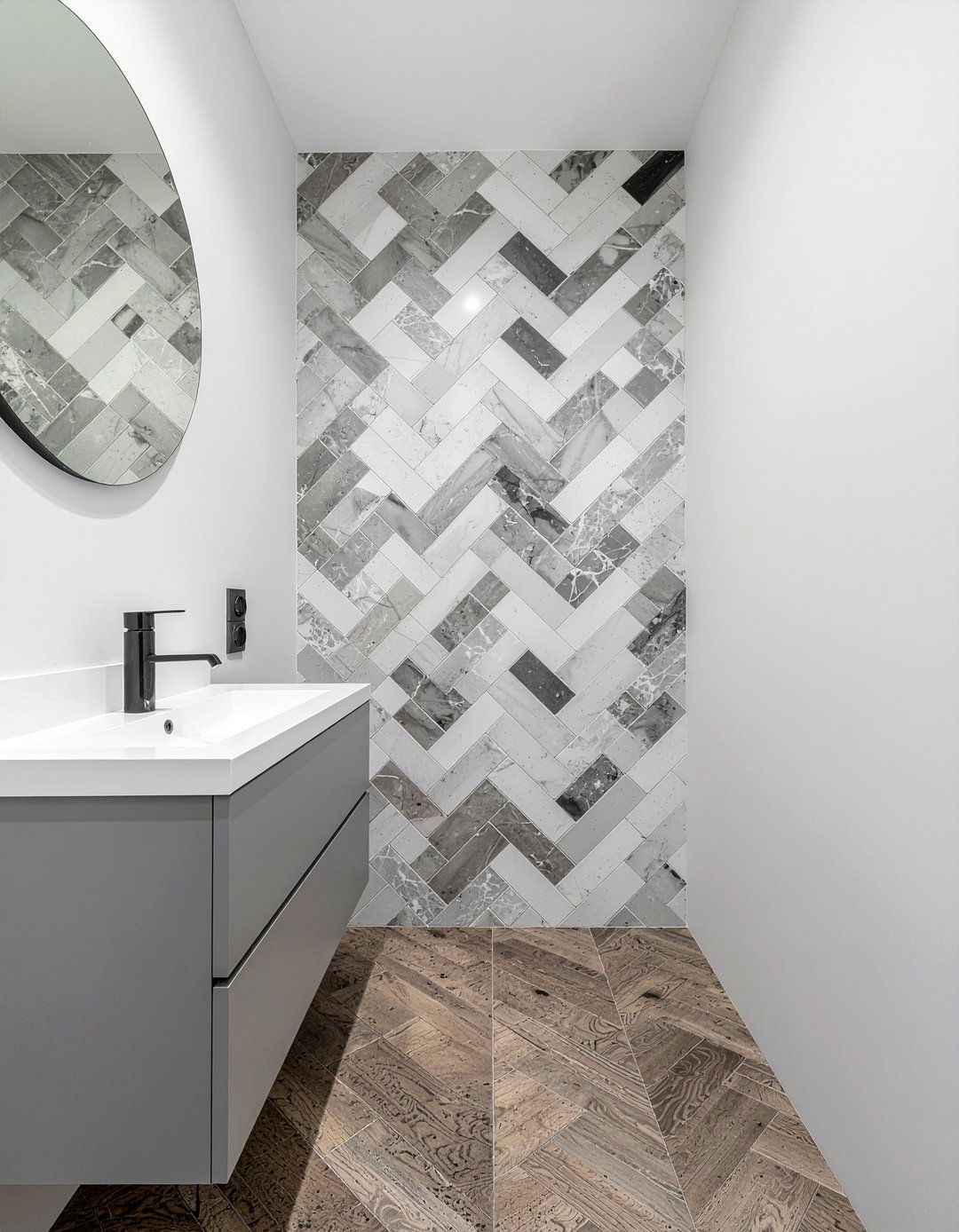 Mixed color herringbone tile bathroom - 30 herringbone tile bathroom ideas