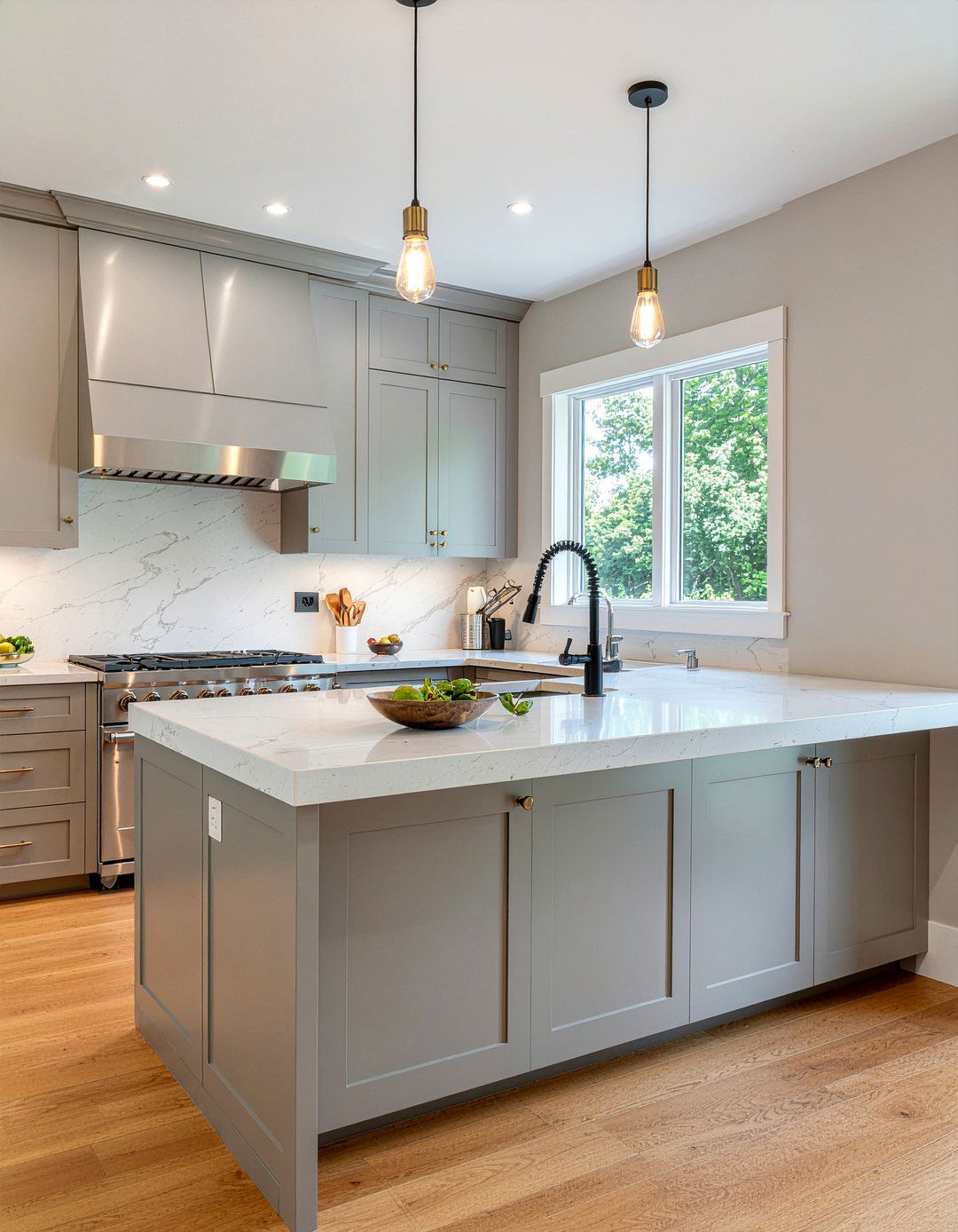 Mixed metal finishes - 30 modern farmhouse kitchen ideas