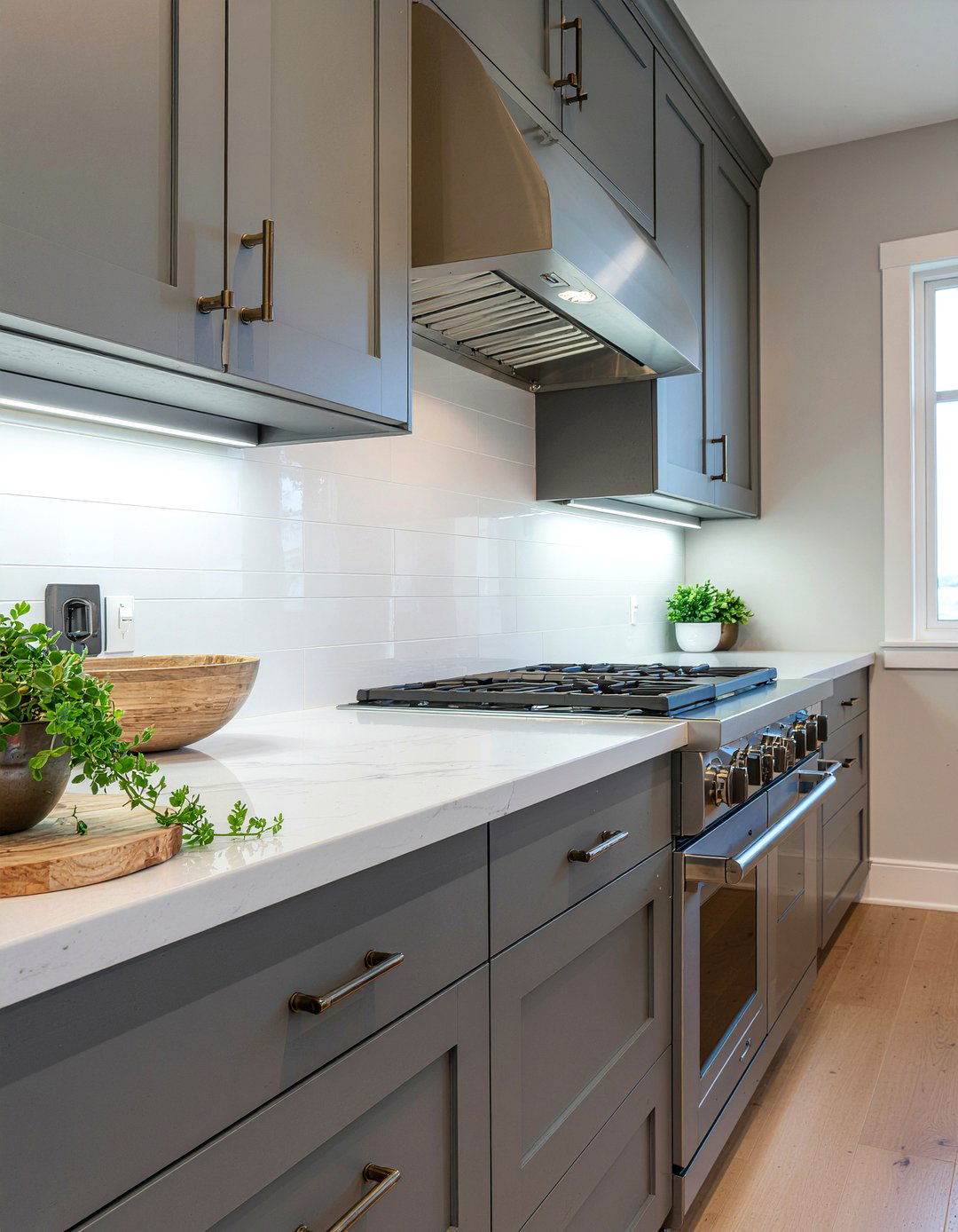 Mixed metal hardware - 30 kitchen visual interest ideas