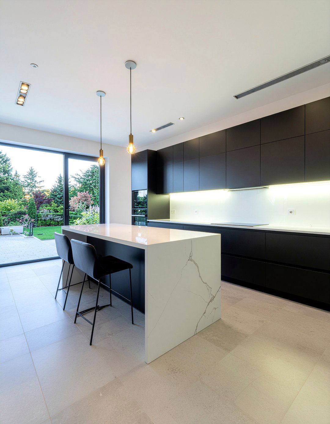 Modern Black And White Kitchen - 30 black and white kitchen ideas
