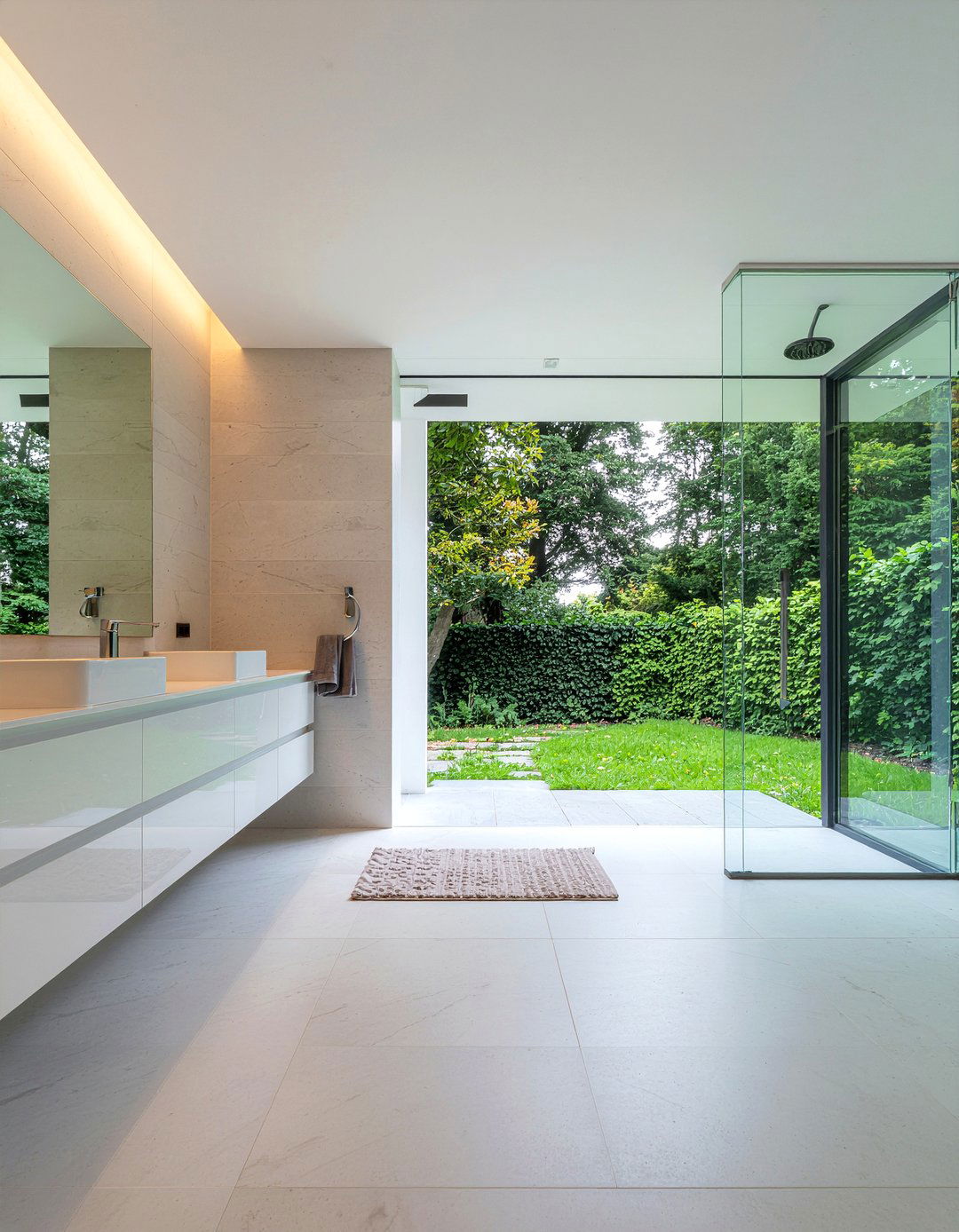 Modern L shaped bathroom with glass partition - 30 L-shaped bathroom layout ideas