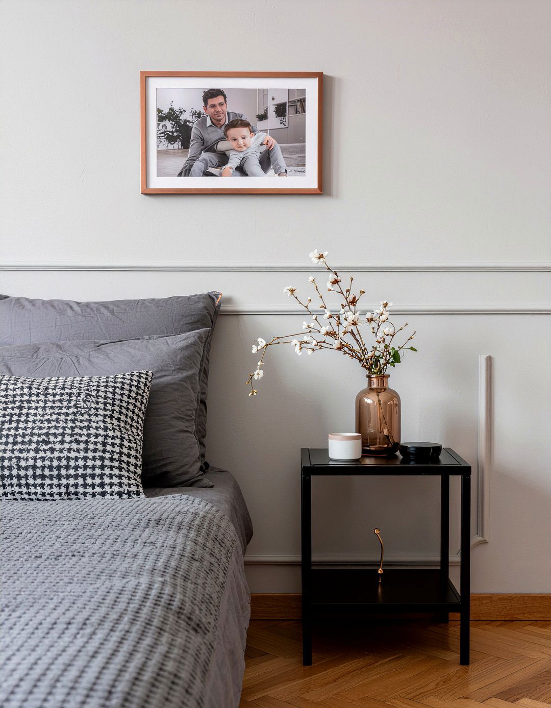 Modern Metal Photo Frame - 30 bedroom family photo ideas