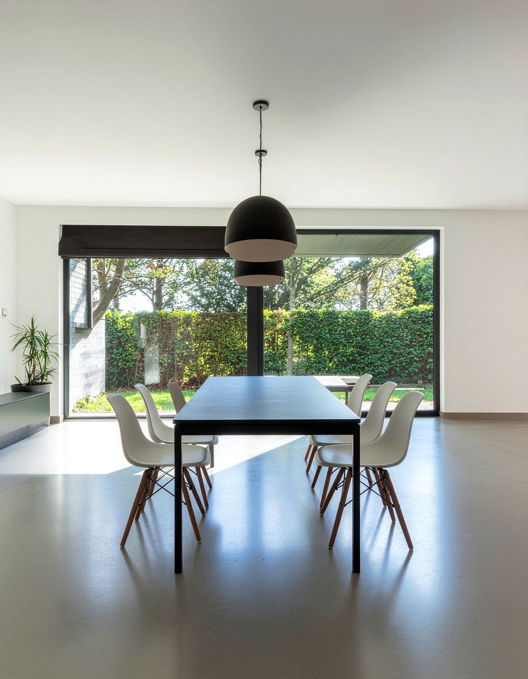 Modern Minimalist Dining - 30 bay window dining ideas