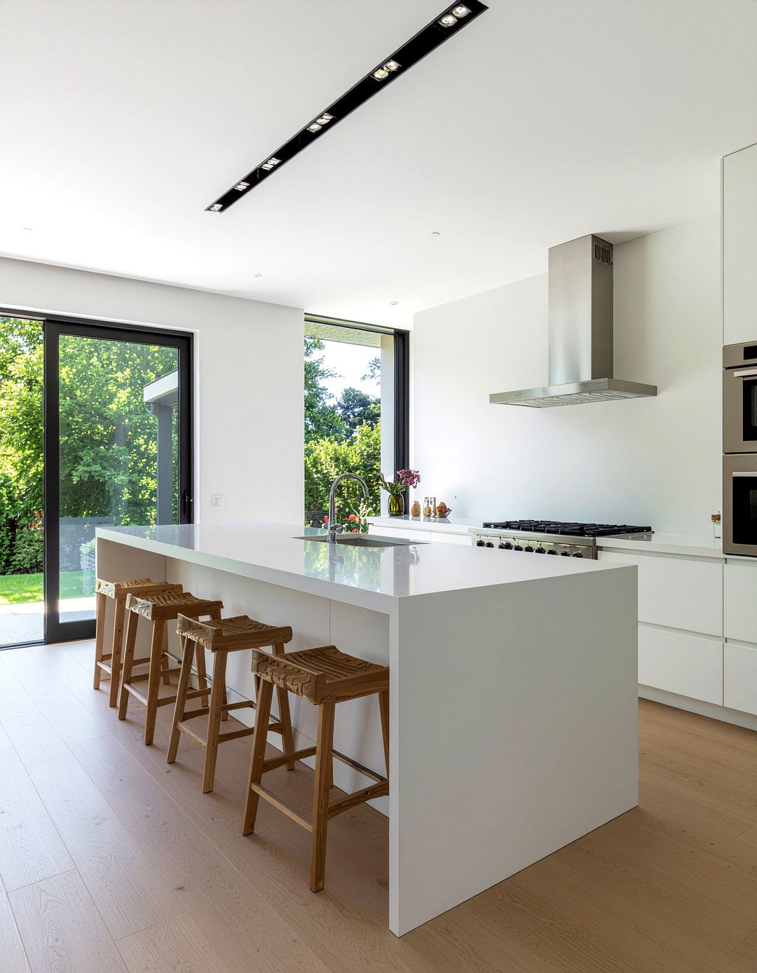 Modern Minimalist La Cornue Kitchen - 30 La Cornue kitchen ideas