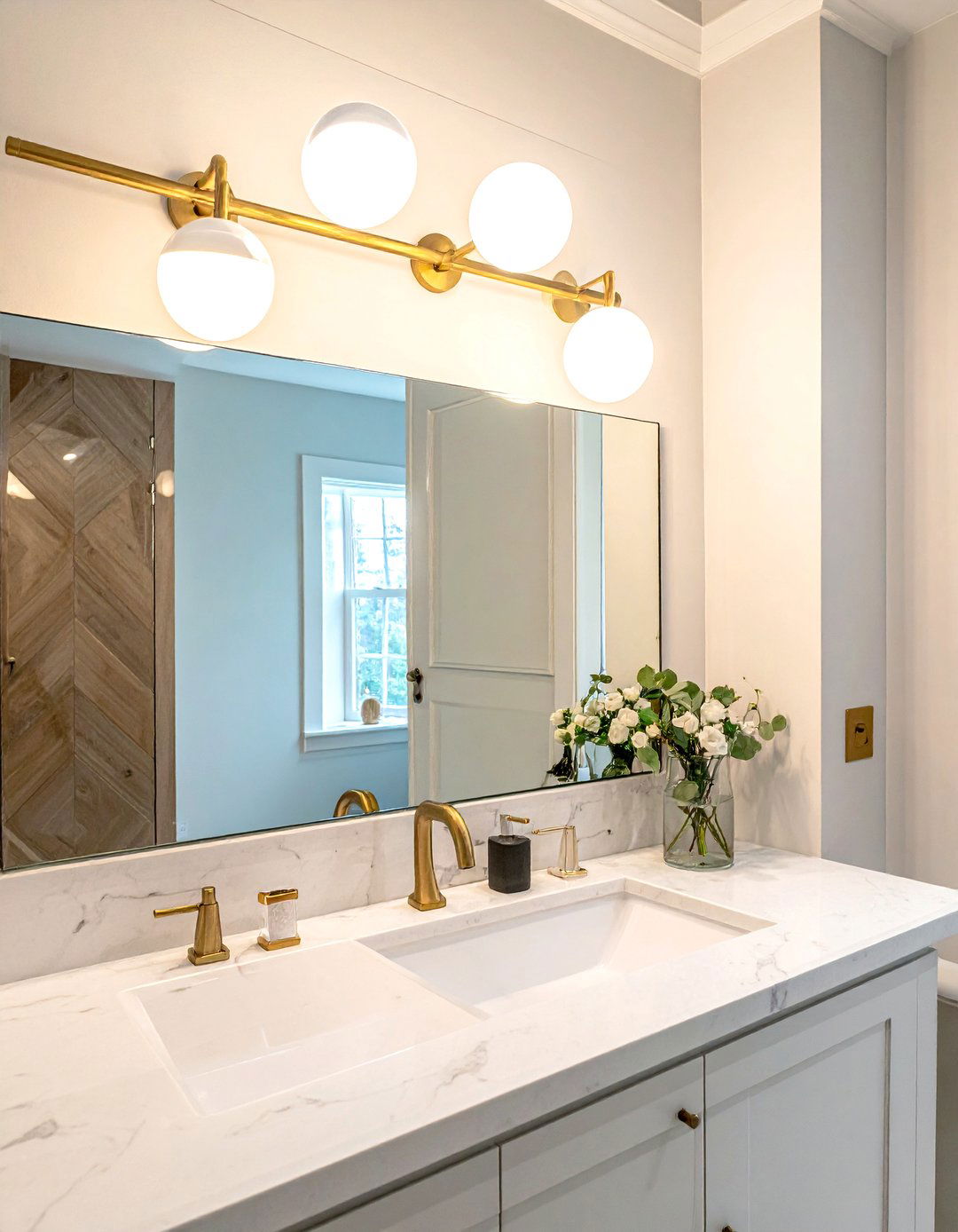 Modern Vanity Light - 30 bathroom vanity accent ideas