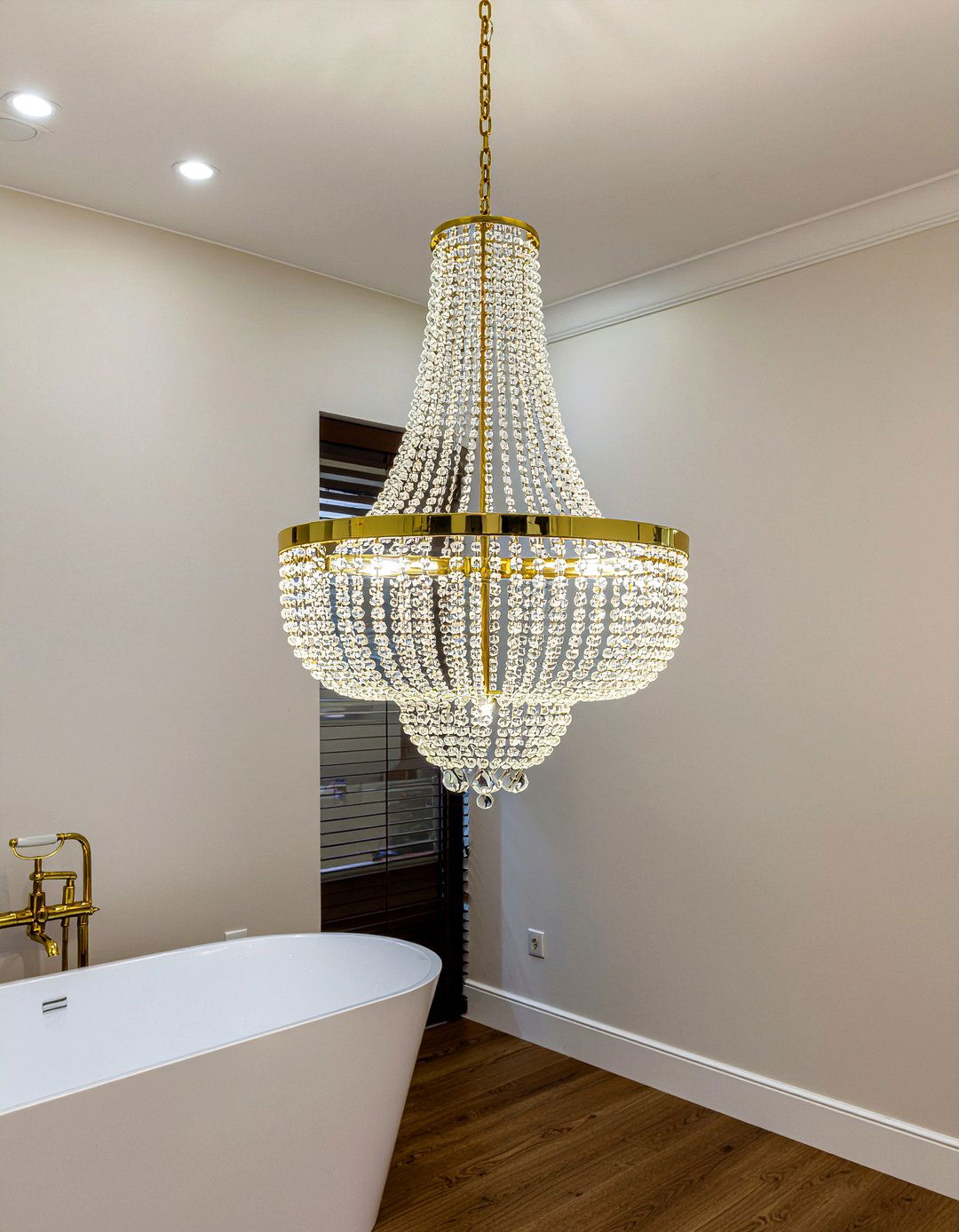 Modern chandelier - 30 luxe bathroom ideas