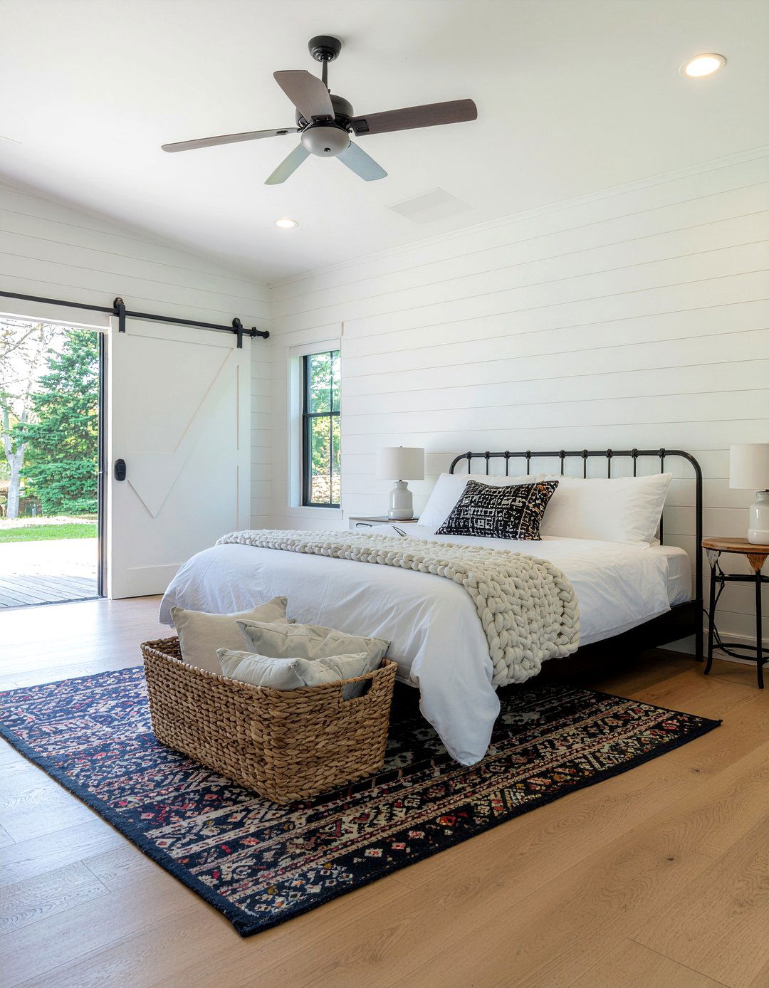 Modern farmhouse bedroom - 30 bedroom themes