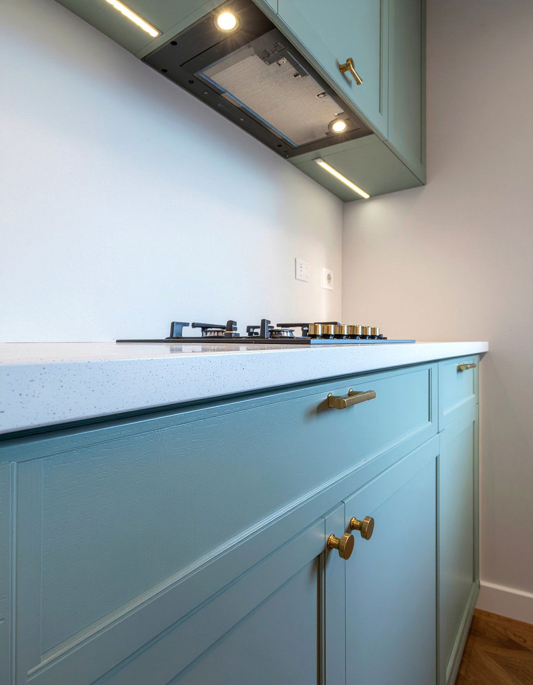 Modern gold T bar pulls - 30 gold kitchen hardware ideas