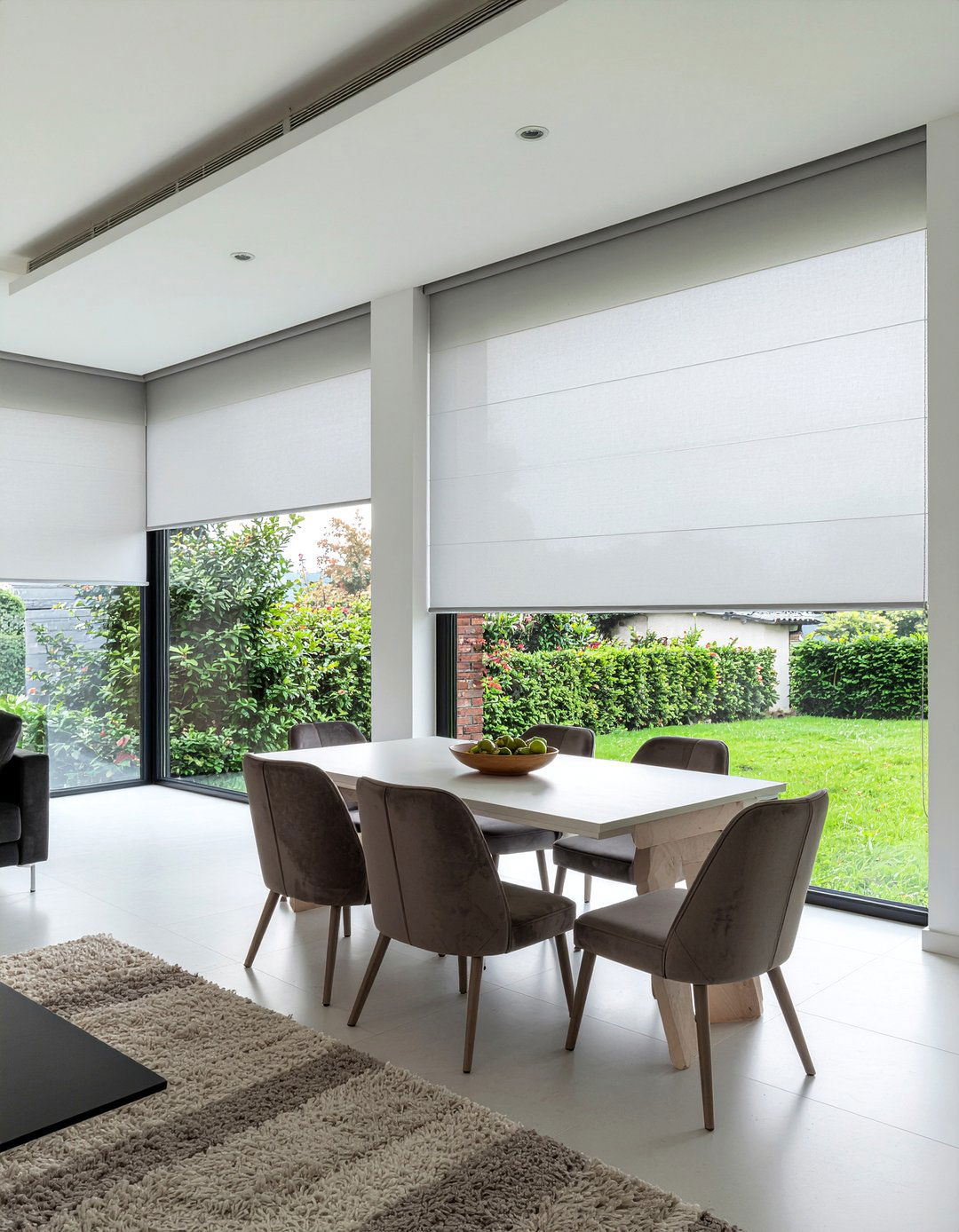 Modern roller shades - 30 low-maintenance dining room ideas