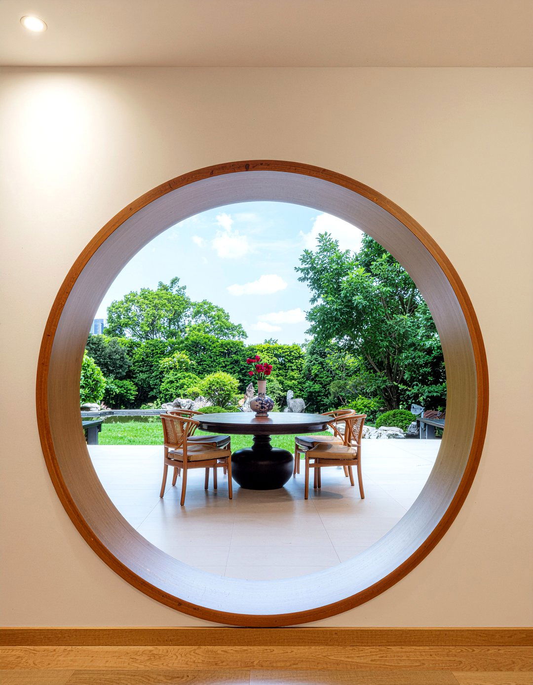 Moon gate dining room - 30 Chinese dining room ideas