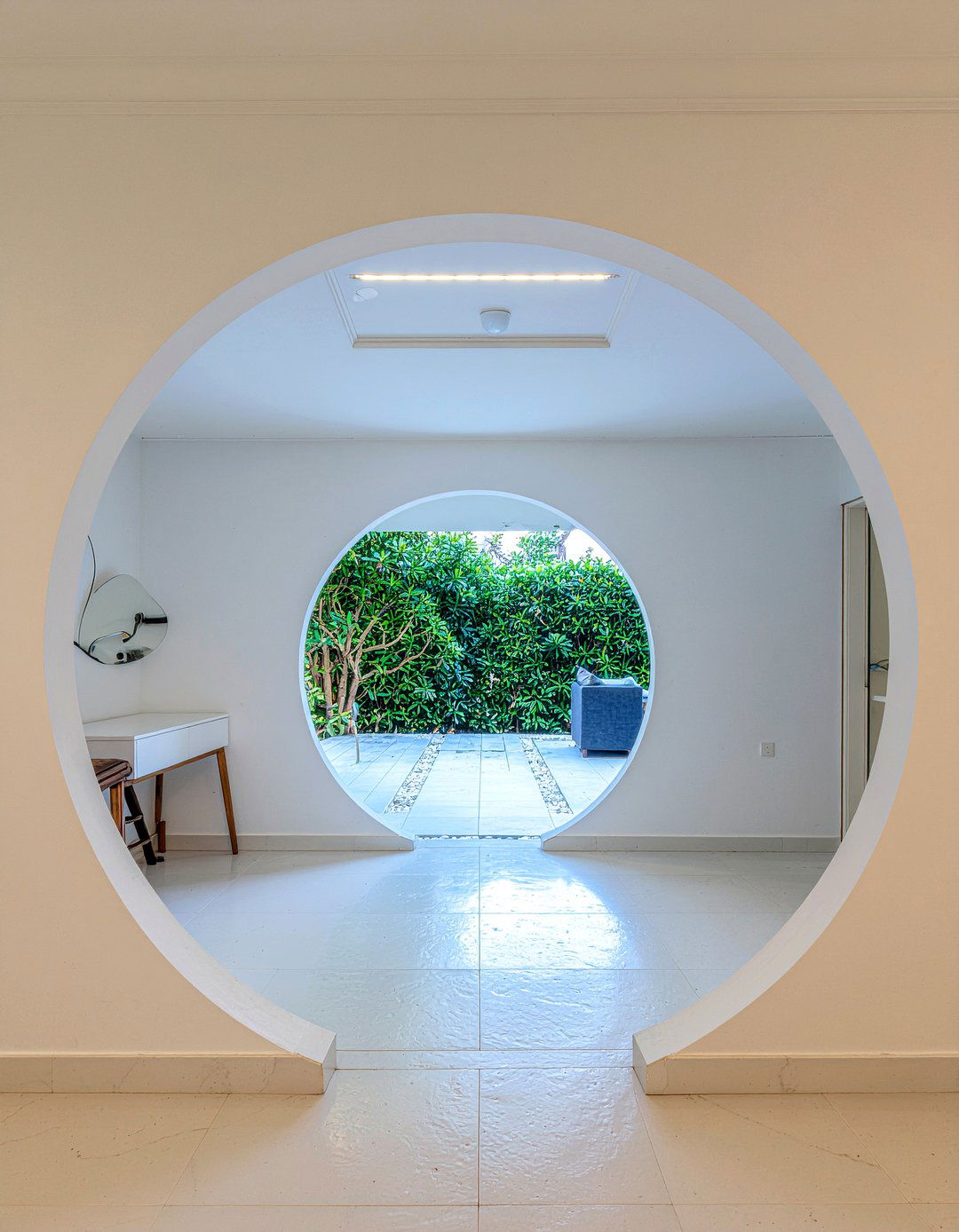 Moon gate interior - 30 Chinese living room ideas
