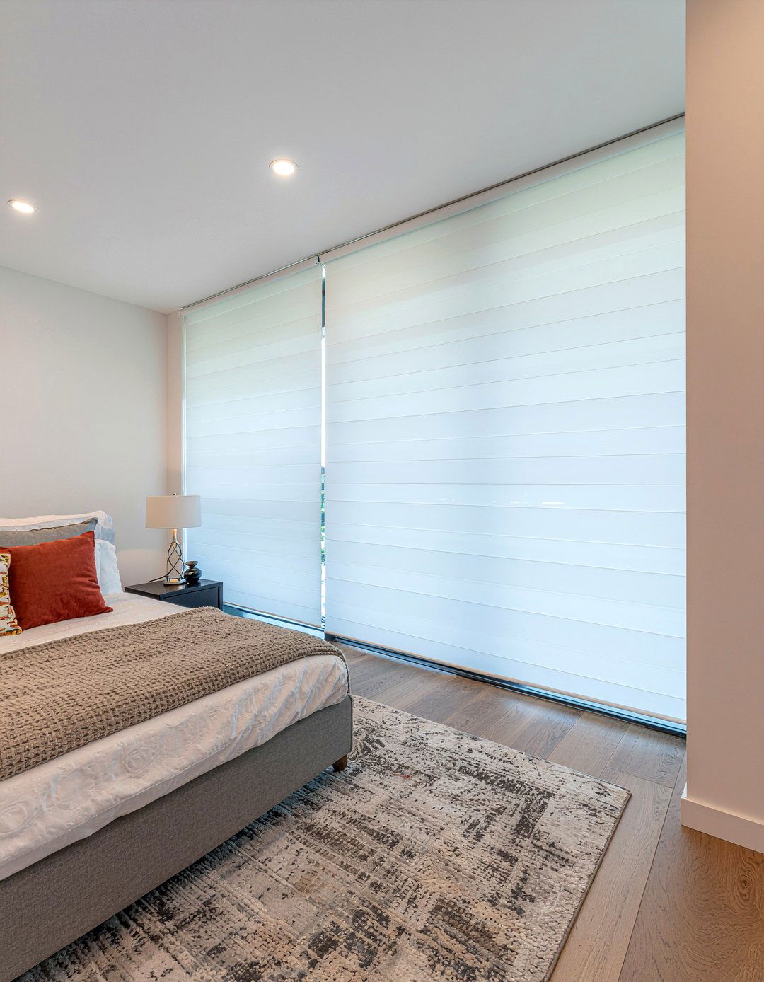 Motorized blinds - 30 bedroom window ideas