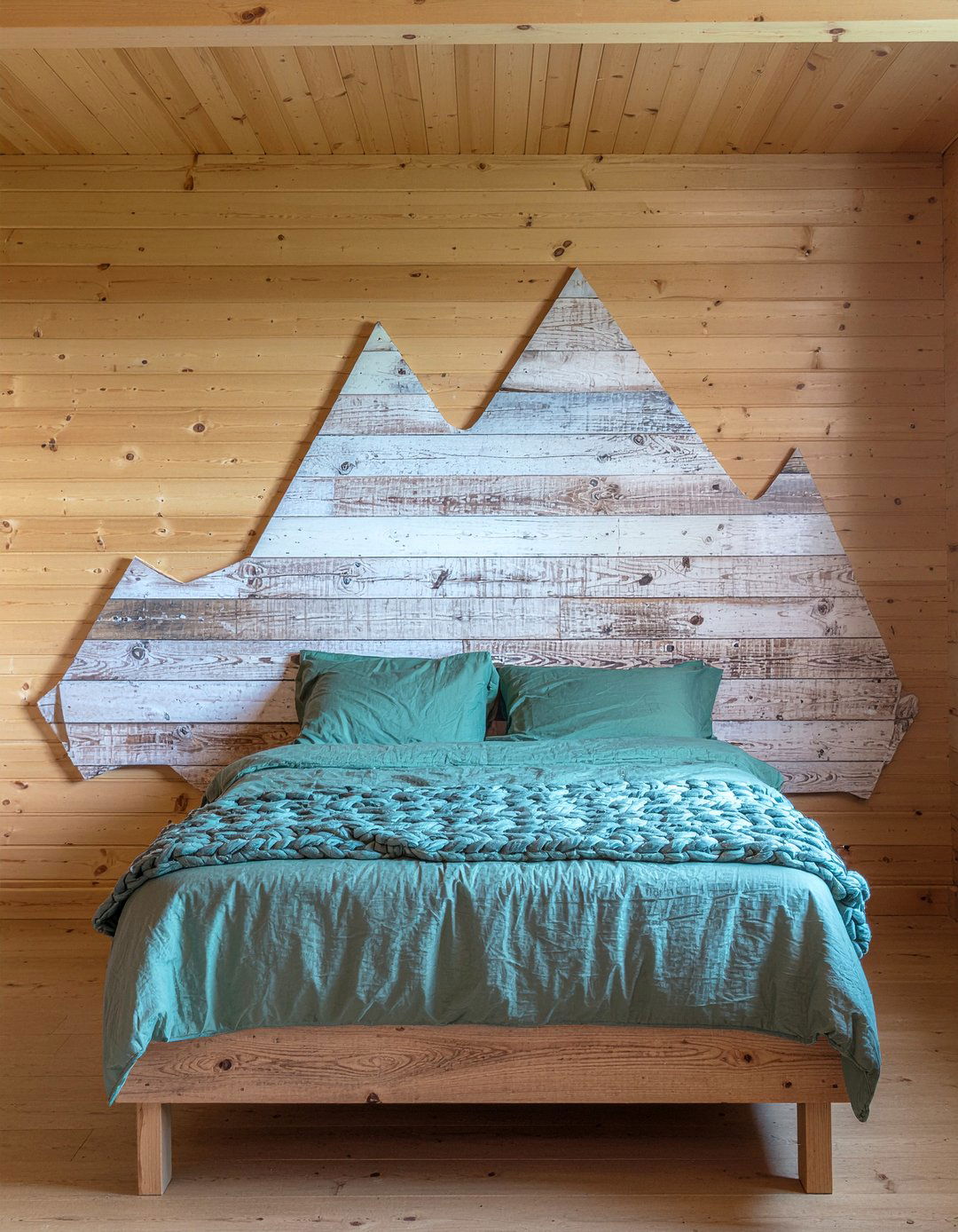 Mountain range headboard - 30 travel themed bedroom ideas