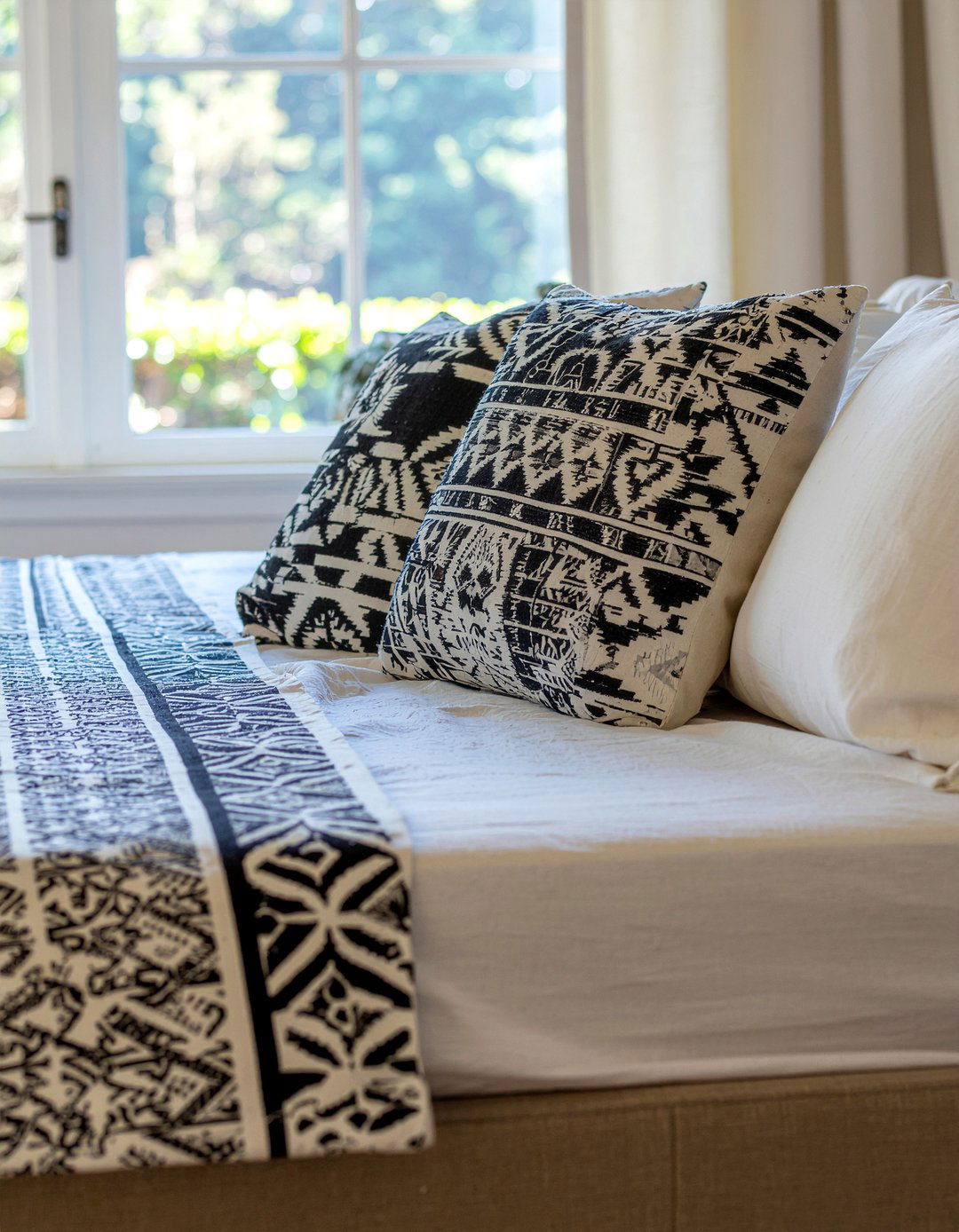 Mudcloth pillows - 30 earthy bedroom ideas