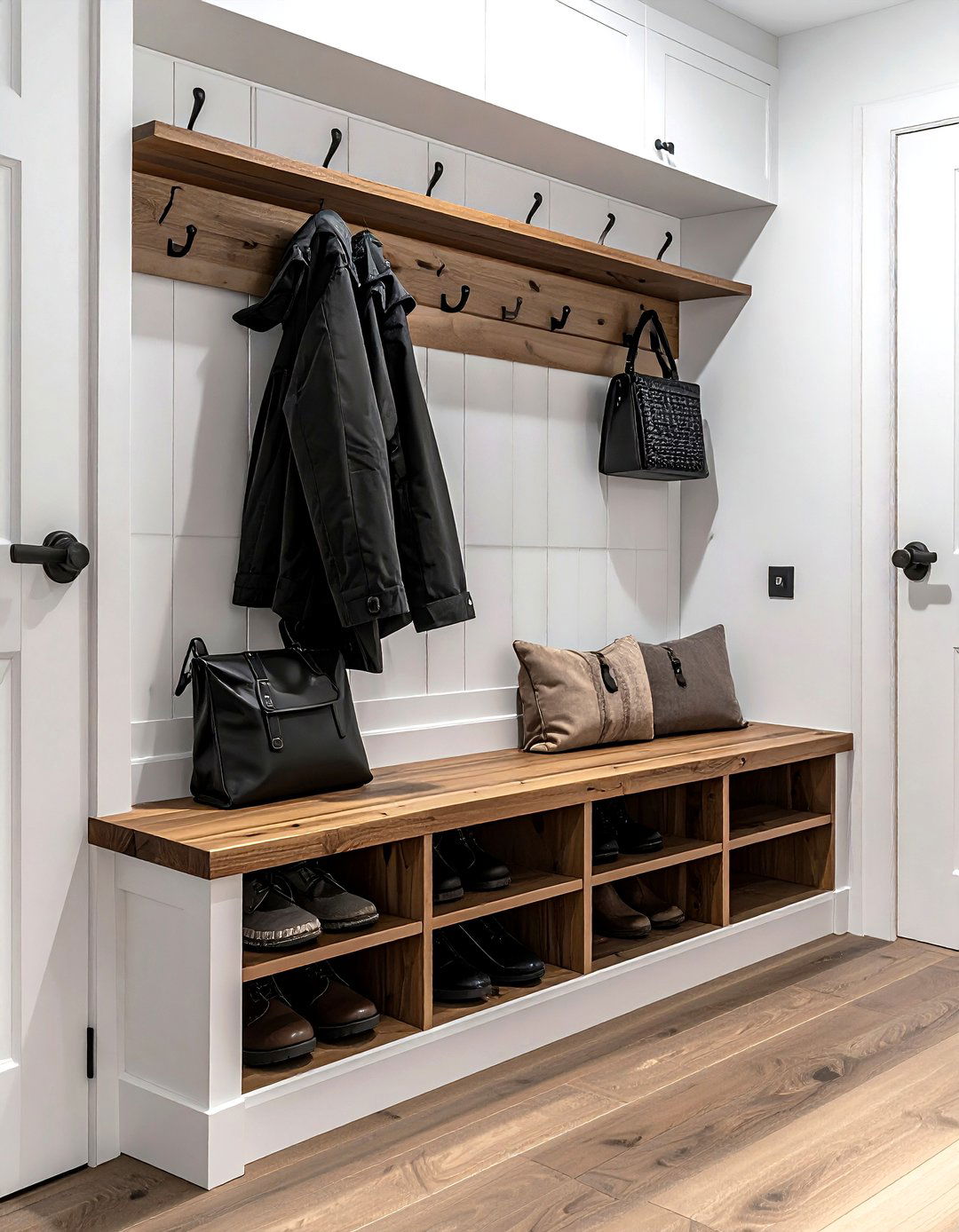 Mudroom Bench - 30 achievable decor ideas