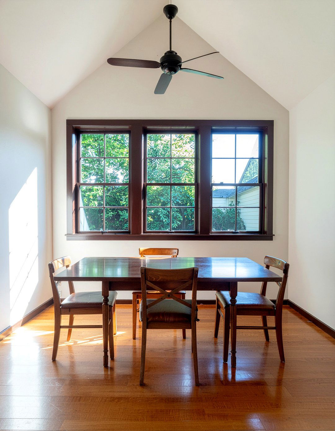 Mullioned windows dining room - 30 craftsman dining room ideas