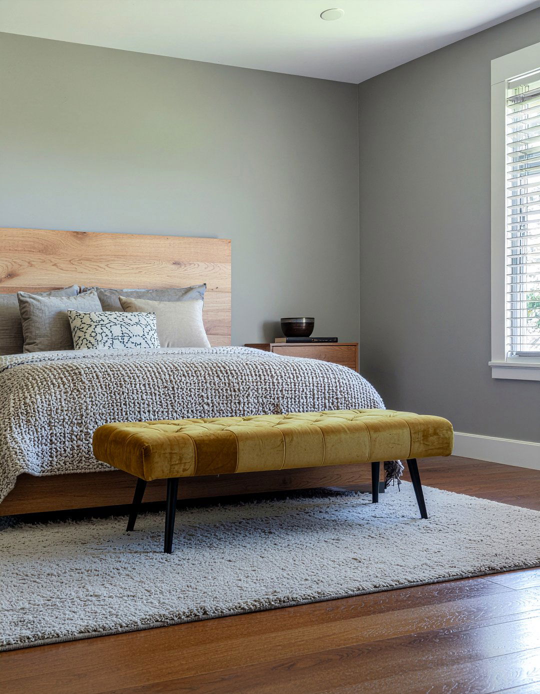 Mustard velvet bench - 30 velvet bedroom ideas