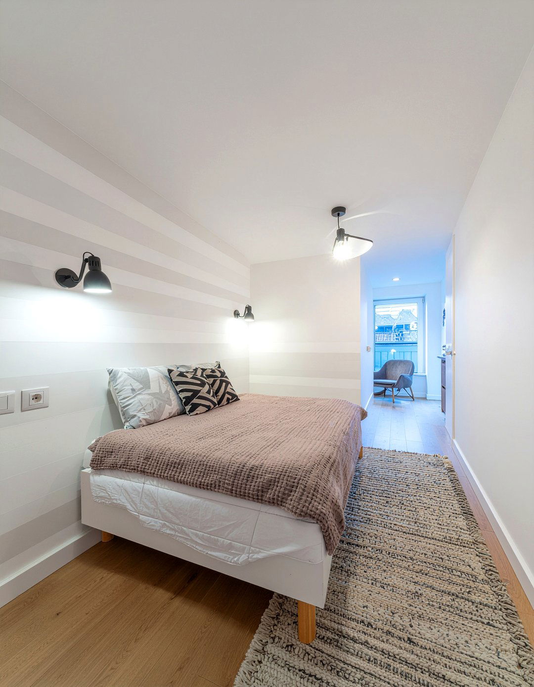 Narrow long bedroom - 30 oddly shaped bedroom ideas