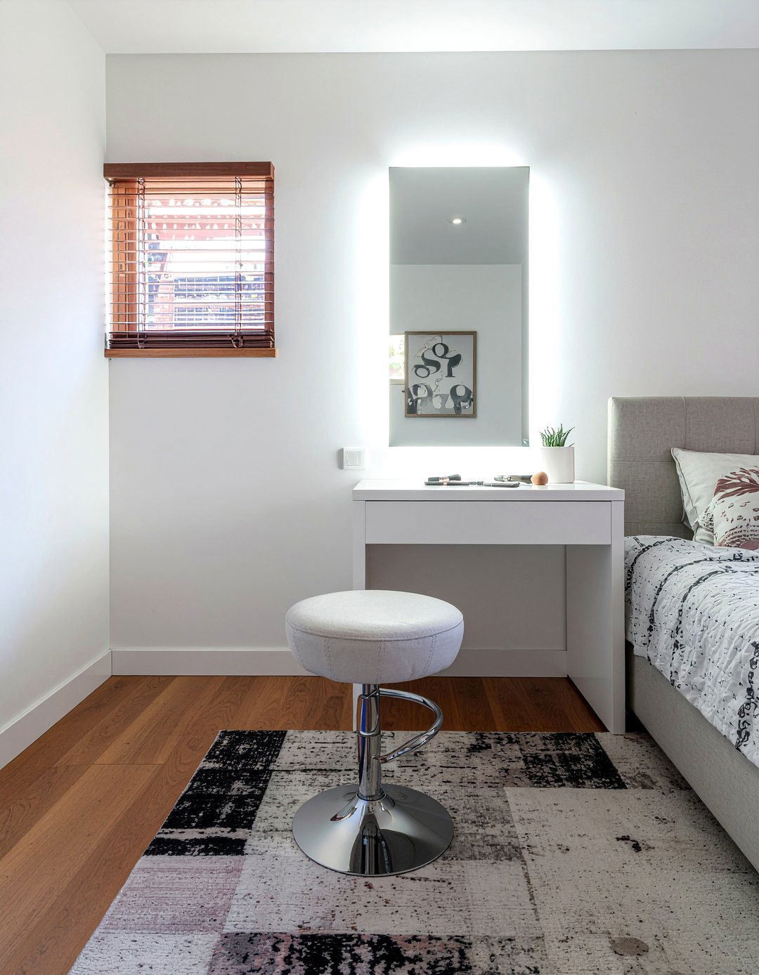 30 Elegant Bedroom Makeup Vanities for Your Beauty Routine