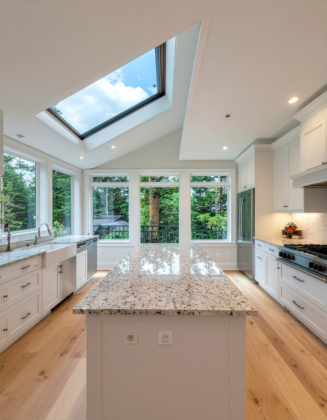 Natural light kitchen layout - 30 mountain kitchen ideas