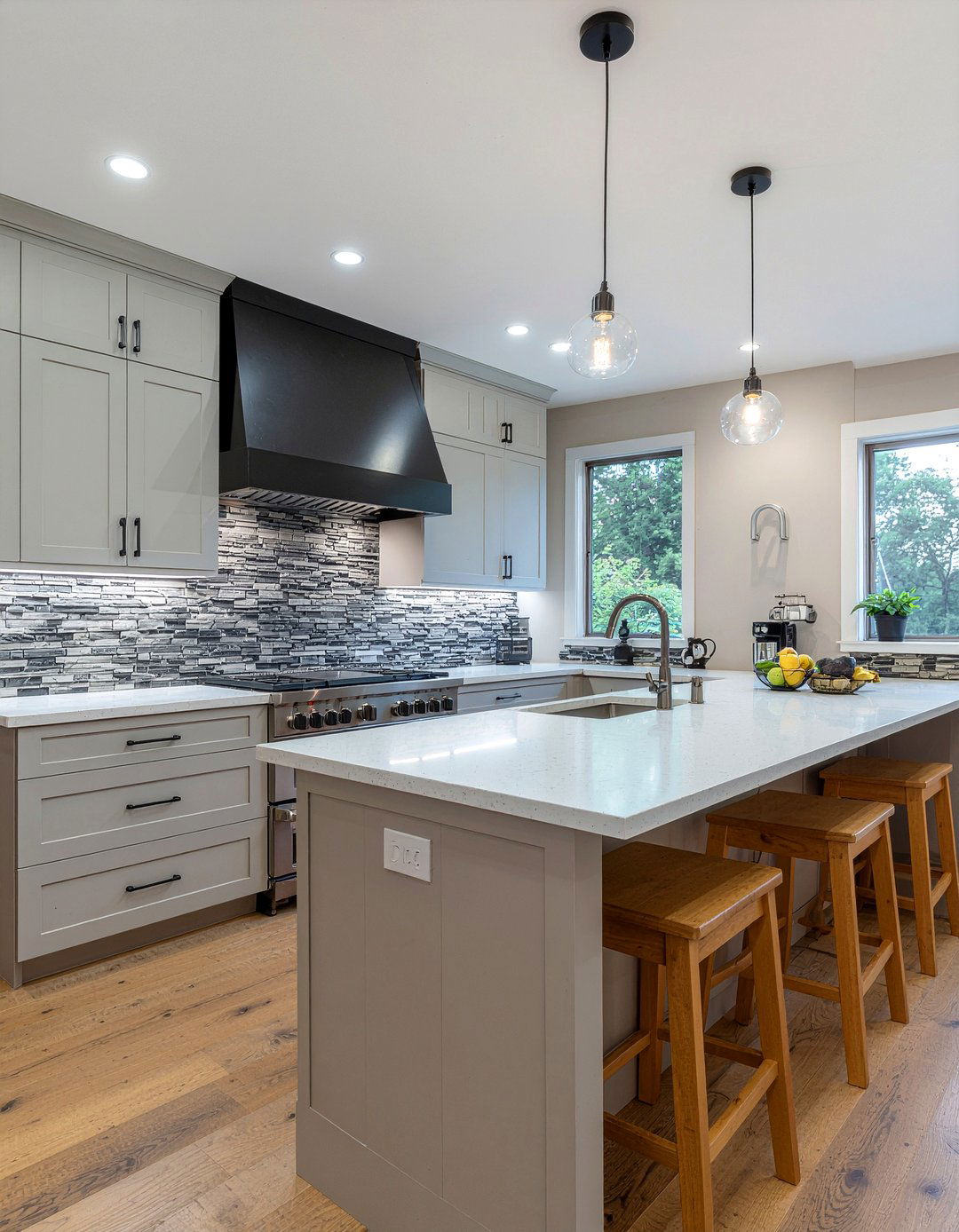 Natural stone backsplash - 30 mountain kitchen ideas