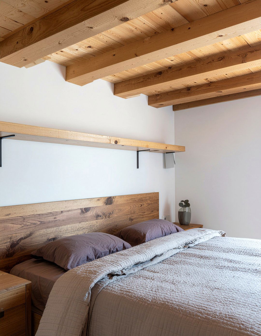 Natural wood accents - 30 serene bedroom ideas