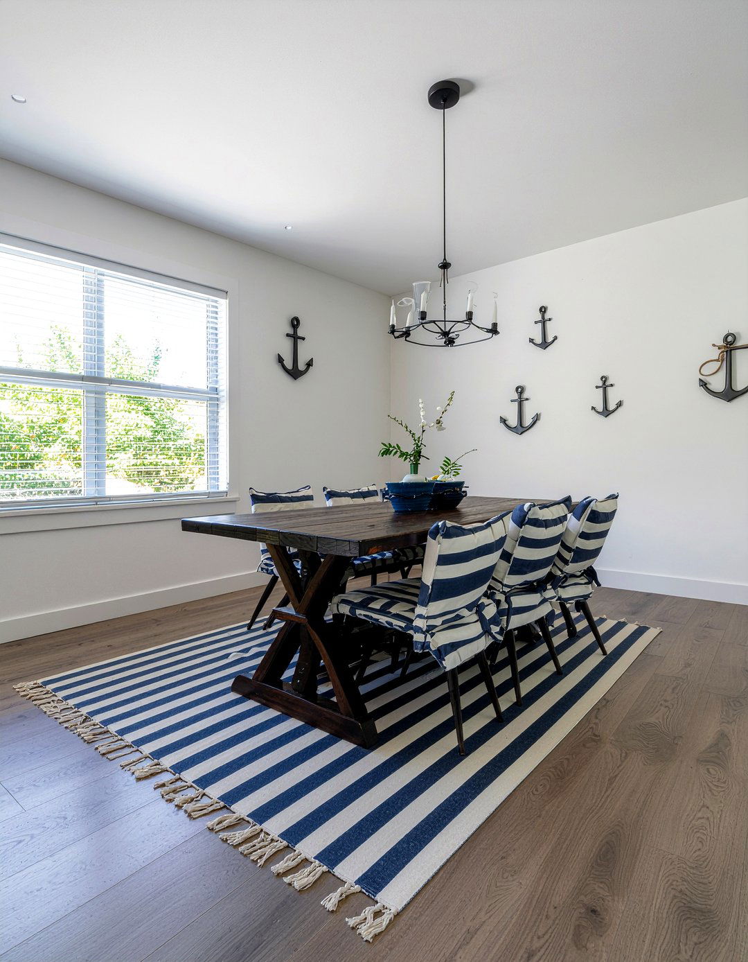 Nautical Stripes Decor - 30 ocean-inspired dining room ideas