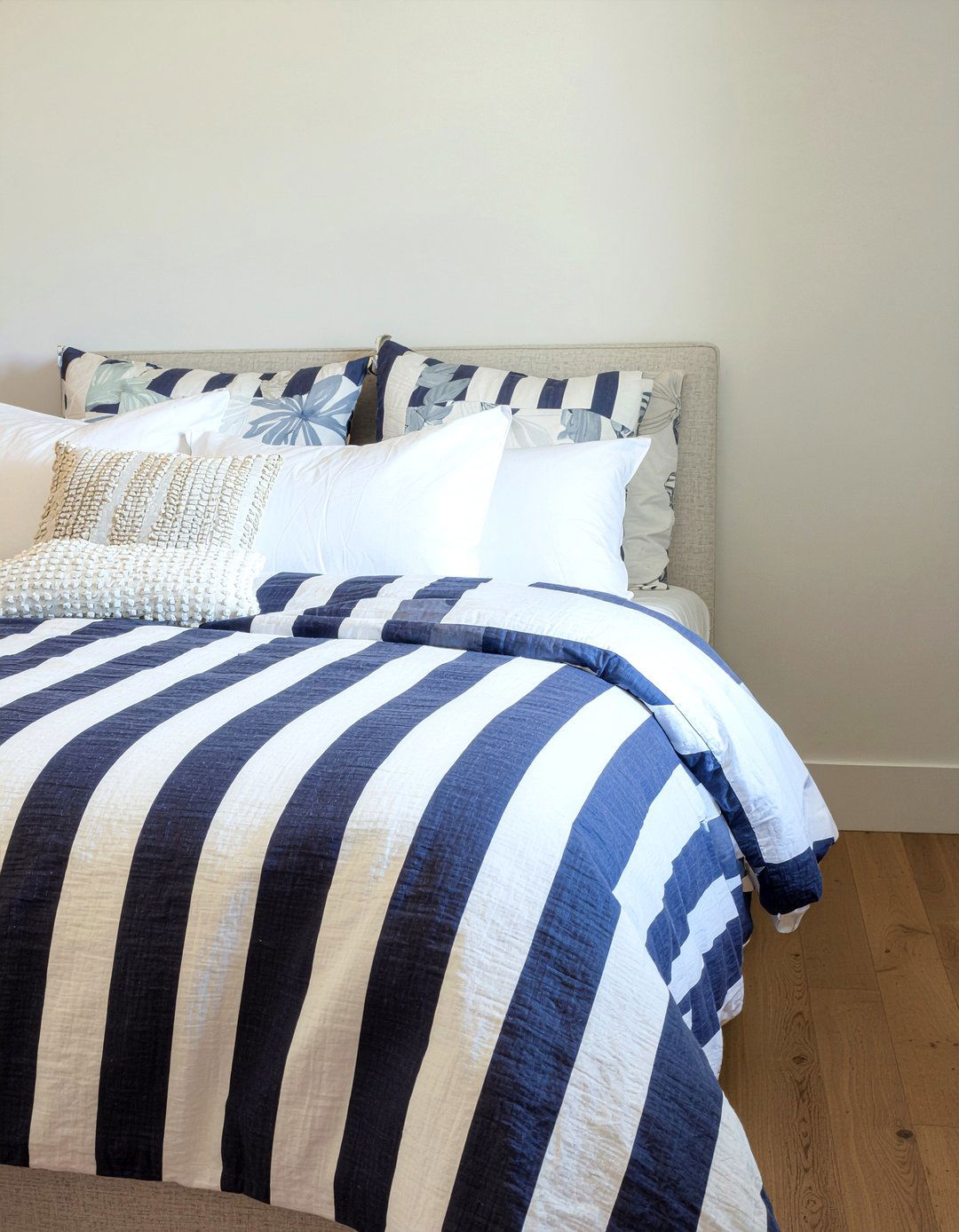 Navy and white stripes - 30 nautical bedroom ideas