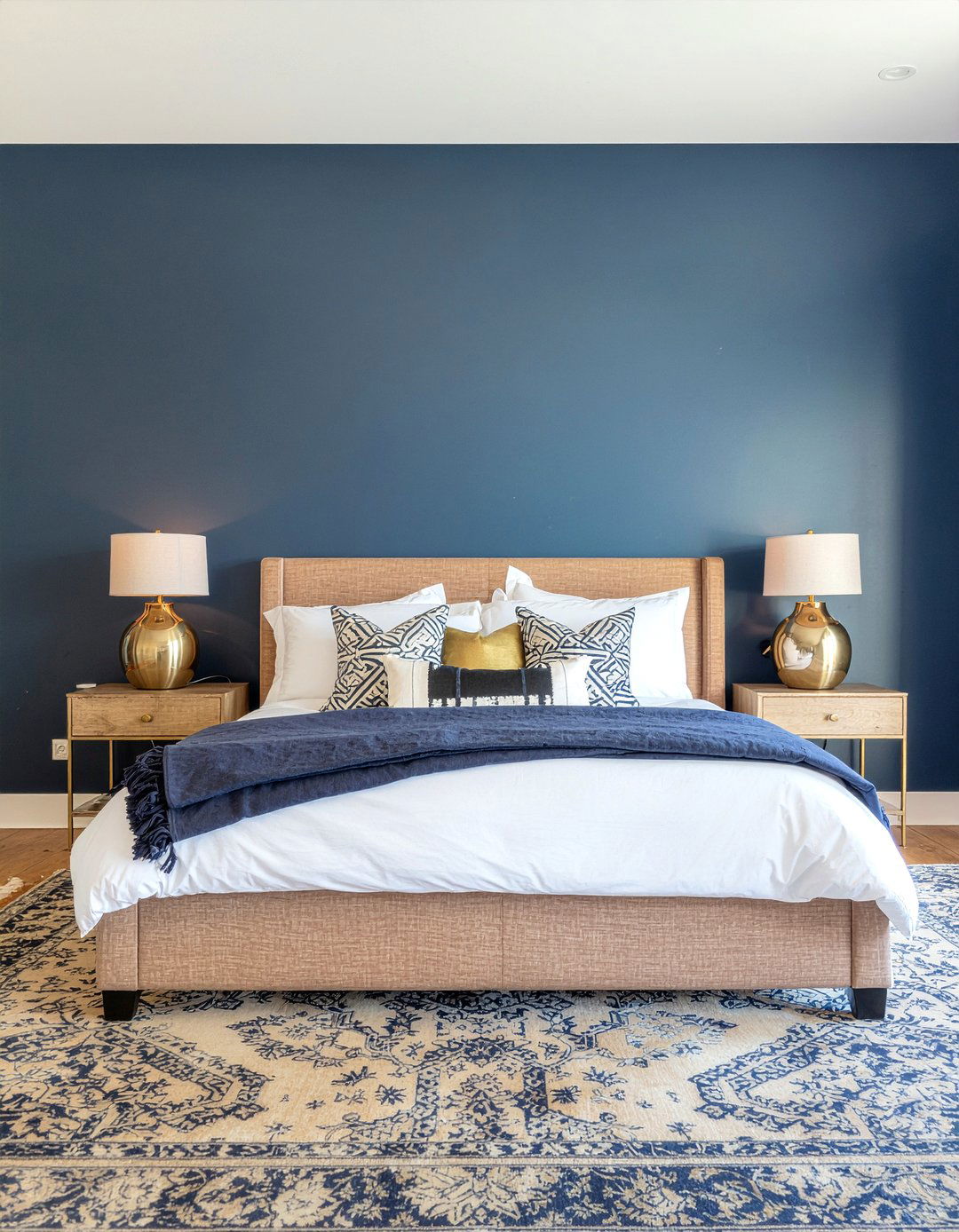 Navy blue accent wall - 30 New England bedroom ideas