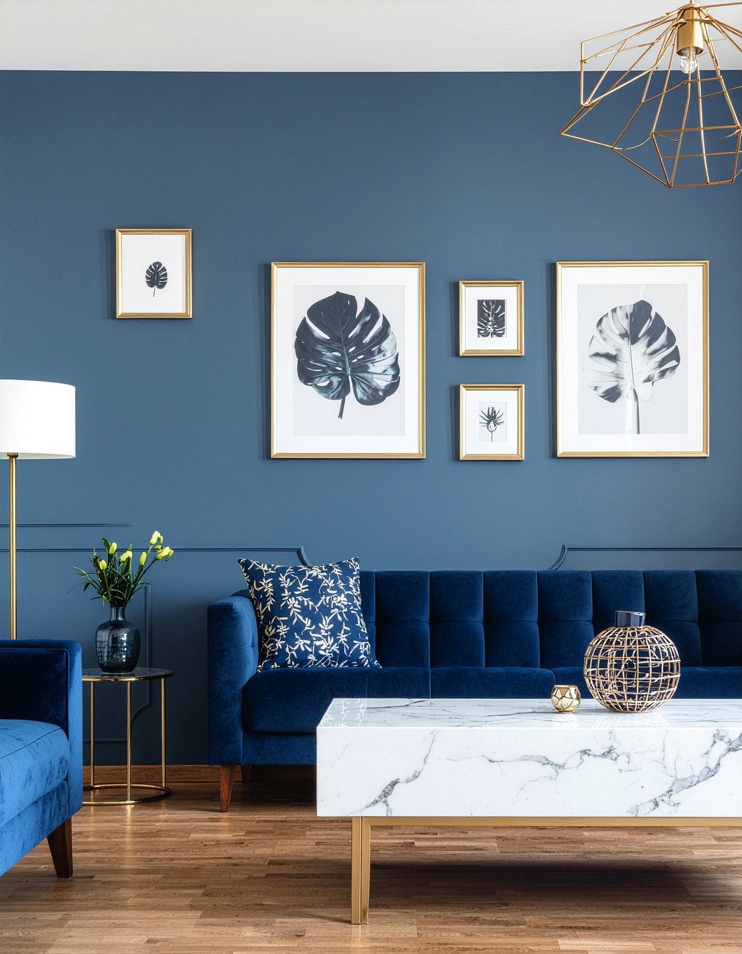 Navy blue wall - 30 modern glam living room ideas