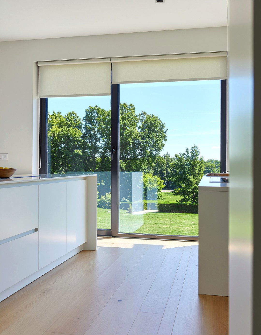 Neutral Roller Shades - 30 kitchen curtain ideas