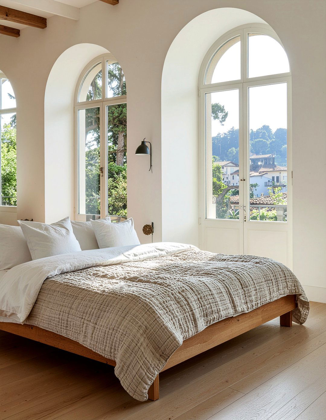 Neutral linen bedding - 30 Italian bedroom ideas
